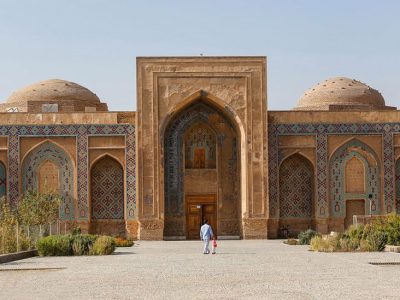 نمایی-از-بنای-آجری-مدرسه-غیاثیه